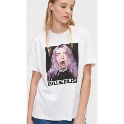Koszulka Billie Eilish oversize - Biały. Białe koszulki damskie Cropp, s, bez wzorów, bez kołnierzyka, bez rękawów. Za 59,99 zł.