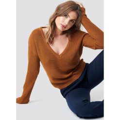 NA-KD Sweter z głębokim dekoltem V - Brown. Brązowe swetry klasyczne damskie NA-KD, dekolt w kształcie v. Za 121,95 zł.