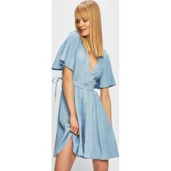 Guess Jeans - Sukienka. Niebieskie sukienki damskie Guess Jeans, na co dzień, s, z aplikacjami, z lyocellu, casualowe, bez kołnierzyka, bez rękawów, rozkloszowane. W wyprzedaży za 239,90 zł.