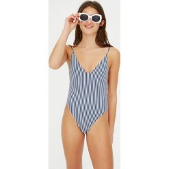 Kostium kąpielowy Paradise w granatowe paski. Białe stroje kąpielowe damskie Pull&Bear, w paski. Za 79,90 zł.
