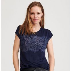 T-shirt z błyszczącym nadrukiem - Granatowy. Niebieskie t-shirty damskie Reserved, s, z nadrukiem, bez kołnierzyka. Za 59,99 zł.