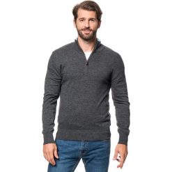Golfy męskie: Sweter w kolorze szarym