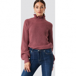 Rut&Circle Sweter z falbanką - Pink. Szare swetry klasyczne damskie marki Vila, l, z dzianiny, z okrągłym kołnierzem. Za 141,95 zł.