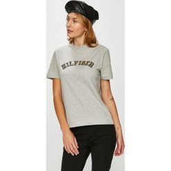 Tommy Hilfiger - Top. Szare topy damskie marki TOMMY HILFIGER, l, z aplikacjami, z bawełny, z okrągłym kołnierzem. W wyprzedaży za 159,90 zł.