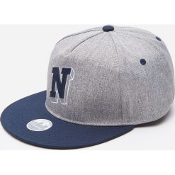 Czapka snapback z aplikacją - Jasny szary. Szare czapki męskie House, z aplikacjami. W wyprzedaży za 19,99 zł.
