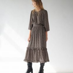 Spódnica w kwiaty - Czarny. Czarne spódniczki damskie Mohito, w kwiaty. Za 139,99 zł.