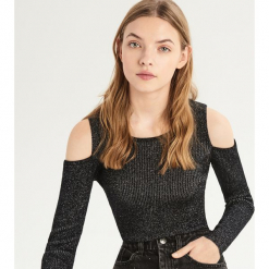 Sweter z odkrytymi ramionami - Srebrny. Szare swetry klasyczne damskie marki Sinsay, l. Za 49,99 zł.