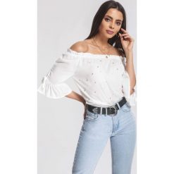 Biała Bluzka Proximately. Białe bluzki damskie marki other, xl, bez wzorów, z falbankami, z krótkim rękawem. Za 69,99 zł.