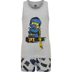 2-częściowy zestaw bielizny w kolorze szaro-niebieskim. Szare podkoszulki chłopięce LEGO Wear, z nadrukiem. W wyprzedaży za 39,95 zł.
