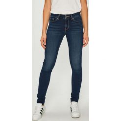 Levi's - Jeansy 711. Czerwone jeansy damskie marki Levi's®, z elastanu. Za 329,90 zł.