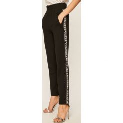 Guess Jeans - Spodnie. Czarne spodnie damskie Guess Jeans, s, z aplikacjami, z elastanu. Za 469,90 zł.