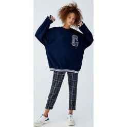 Bluza z naszywką z frotte. Zielone bluzy damskie marki Pull&Bear, z aplikacjami. Za 89,90 zł.