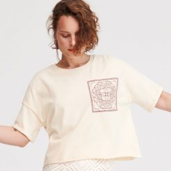 T-shirt z haftem - Beżowy. Brązowe t-shirty damskie Reserved, s, z haftami, bez kołnierzyka. W wyprzedaży za 19,99 zł.