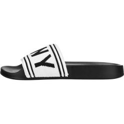 DKNY Zora Kapcie Biały. Białe kapcie damskie DKNY, z materiału. Za 249,95 zł.