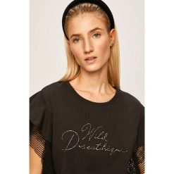 Guess Jeans - T-shirt. Czarne bluzki damskie Guess Jeans, s, z aplikacjami, z elastanu, z okrągłym kołnierzem, z krótkim rękawem. W wyprzedaży za 199,90 zł.