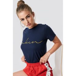 NA-KD Trend T-shirt basic Taken - Blue. Niebieskie t-shirty damskie marki NA-KD Trend, z nadrukiem, z jersey, z okrągłym kołnierzem. Za 72,95 zł.