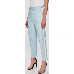 Calvin Klein - Spodnie. Niebieskie spodnie damskie Calvin Klein, z haftami, z elastanu, eleganckie. W wyprzedaży za 499,90 zł.