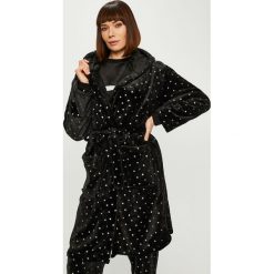 Answear - Szlafrok. Czarne szlafroki damskie ANSWEAR, xl, bez wzorów, z poliesteru, bez rękawów, z kapturem. W wyprzedaży za 99,90 zł.