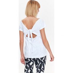 T-SHIRT Z MODNYM WIĄZANIEM NA PLECACH. Białe t-shirty damskie marki Top Secret, z bawełny, eleganckie, z dekoltem na plecach. W wyprzedaży za 29,99 zł.