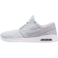 Nike SB STEFAN JANOSKI MAX Tenisówki i Trampki wolf grey/university red. Szare trampki męskie marki Nike SB, z tworzywa sztucznego. W wyprzedaży za 449,10 zł.