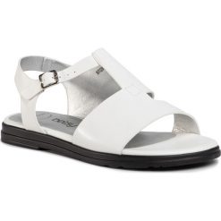 Sandały BETSY - 907020/03-04E White. Białe klapki damskie Betsy, bez wzorów, ze skóry ekologicznej, bez obcasa. W wyprzedaży za 129,00 zł.