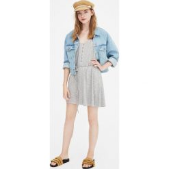 Prążkowana sukienka z guzikami. Szare sukienki dzianinowe marki Pull&Bear. Za 48,90 zł.
