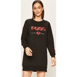 Puma - Sukienka. Różowe sukienki damskie Puma, na co dzień, s, z aplikacjami, z elastanu, casualowe, z okrągłym kołnierzem, z długim rękawem, długie, mini, proste. W wyprzedaży za 179,90 zł.
