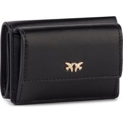 Mały Portfel Damski PINKO - Moore Simply Wallet With Flap M PE 20 PLTT 1P21L1 Y5FF Black Z99. Czarne portfele damskie Pinko, bez wzorów, ze skóry. W wyprzedaży za 279,00 zł.