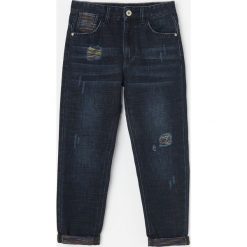 Jeansy carrot fit z przetarciami - Granatowy. Niebieskie jeansy męskie Reserved, bez wzorów. Za 59,99 zł.