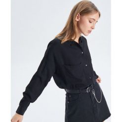 Gładka koszula z kieszeniami - Czarny. Czarne koszule damskie Cropp, s, bez wzorów, bez kołnierzyka, bez rękawów. W wyprzedaży za 39,99 zł.