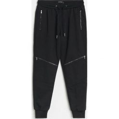 Spodnie jogger slim - Czarny. Czarne spodnie męskie Reserved, bez wzorów. Za 129,99 zł.