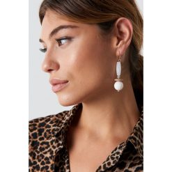 NA-KD Accessories Kolczyki White Drop - White,Gold. Białe kolczyki damskie NA-KD Accessories, szklane. Za 23,95 zł.