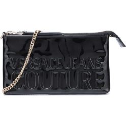 Versace Jeans Couture Kopertówka Czarny. Czarne kopertówki damskie Versace Jeans Couture, w paski, z jeansu, bez dodatków. Za 368,95 zł.