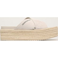 Calvin Klein Jeans - Klapki skórzane. Białe klapki damskie Calvin Klein Jeans, bez wzorów, z jeansu, bez obcasa, na obcasie. W wyprzedaży za 469,90 zł.