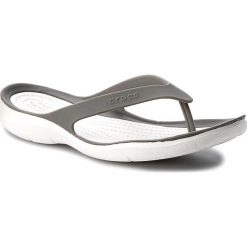 Japonki CROCS - Swiftwater Flip W 204974 Smoke/White. Szare klapki damskie Crocs, bez wzorów, z tworzywa sztucznego, bez obcasa. W wyprzedaży za 99,00 zł.