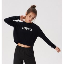 Krótki sweter z hasłem - Czarny. Czarne swetry damskie Sinsay, xs, bez wzorów, z krótkim rękawem, krótkie, bez kaptura. W wyprzedaży za 29,99 zł.