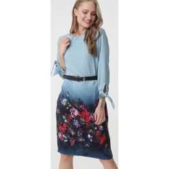 Niebieska Sukienka Delahey. Zielone sukienki damskie Born2be, na imprezę, w kwiaty, eleganckie, z okrągłym kołnierzem, bez rękawów, długie, midi. Za 109,99 zł.