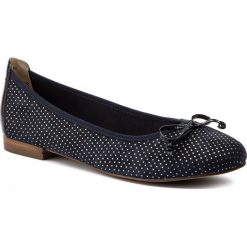 Baleriny CAPRICE - 9-22102-22 Navy Dots Sue 811. Niebieskie baleriny damskie Caprice, bez wzorów, z zamszu, klasyczne, bez obcasa, na płaskiej podeszwie. Za 239,90 zł.
