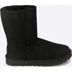 UGG - Buty Classic Short II. Czarne botki damskie na obcasie marki Ugg, z futra. Za 939,90 zł.