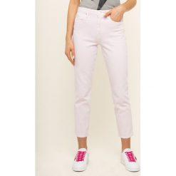 Jeansy Skinny Fit Guess W01A35 D3XX1. Różowe jeansy damskie Guess. W wyprzedaży za 299,00 zł.