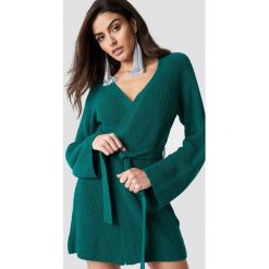 Hannalicious x NA-KD Kopertowy kardigan - Green. Zielone kardigany damskie marki Hannalicious x NA-KD, z dzianiny. Za 242,95 zł.