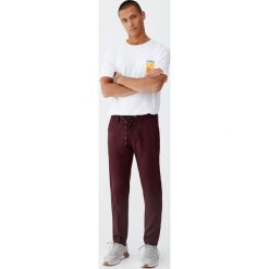 Bawełniana koszulka z zachodem słońca. Białe koszulki męskie Pull&Bear, s, bez wzorów, z bawełny, bez kołnierzyka, z krótkim rękawem, krótkie. Za 29,90 zł.