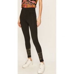 Desigual - Legginsy. Czarne spodnie damskie Desigual, s, z aplikacjami, z elastanu. W wyprzedaży za 169,90 zł.