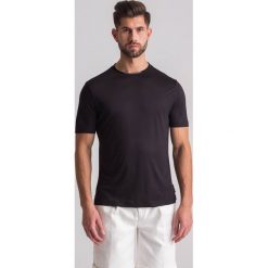 Czarny t-shirt Emporio Armani - Czarny. Czarne t-shirty męskie m, z aplikacjami, z okrągłym kołnierzem. Za 289,50 zł.