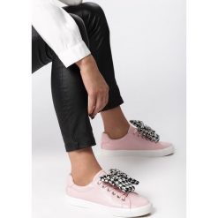 Różowe Buty Sportowe Giver. Różowe buty sportowe damskie Born2be, bez wzorów, sportowe. W wyprzedaży za 39,99 zł.