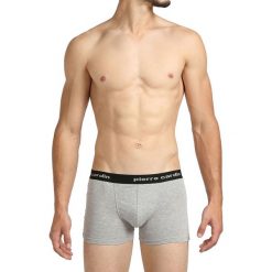 Bokserki w kolorze szarym. Szare bokserki męskie Pierre Cardin, z nadrukiem. W wyprzedaży za 34,95 zł.