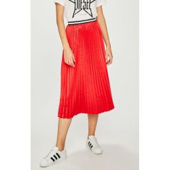 Tommy Jeans - Spódnica. Czerwone spódniczki damskie Tommy Jeans, na co dzień, s, bez wzorów, z poliesteru, casualowe, midi, rozkloszowane. W wyprzedaży za 319,90 zł.