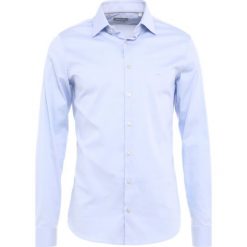Michael Kors RALEIGH SLIM FIT Koszula biznesowa light blue. Niebieskie koszule męskie slim marki Polo Ralph Lauren, m, z bawełny, polo. Za 379,00 zł.