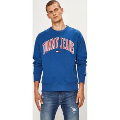 Tommy Jeans - Bluza. Czerwone bluzy męskie Tommy Jeans, s, z aplikacjami, z bawełny, z okrągłym kołnierzem, bez rękawów, bez kaptura. W wyprzedaży za 219,90 zł.