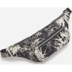 Saszetka z motywem tie-dye - Czarny. Czarne saszetki damskie Reserved, bez wzorów, bez dodatków. W wyprzedaży za 49,99 zł.